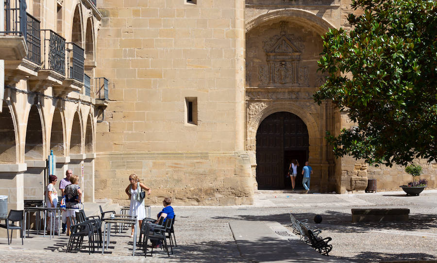 Tonos tierra cálidos, vaporosos y sensibles al paso del tiempo. Briones está en la lista de los pueblos más bellos de España. Disfruta de un paseo por tan bien merecido galardón.