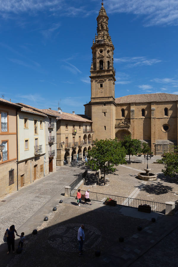 Tonos tierra cálidos, vaporosos y sensibles al paso del tiempo. Briones está en la lista de los pueblos más bellos de España. Disfruta de un paseo por tan bien merecido galardón.