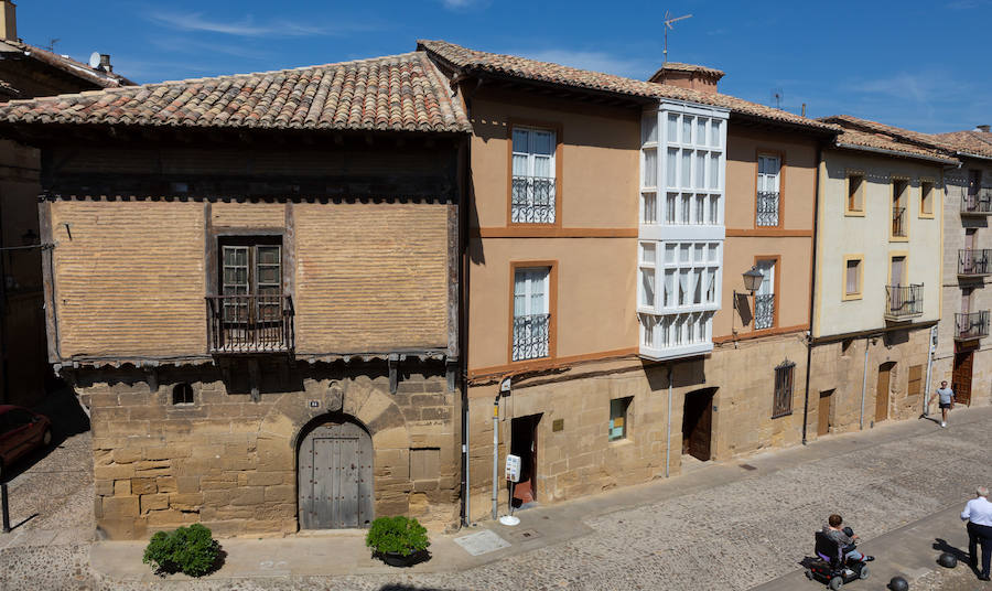 Tonos tierra cálidos, vaporosos y sensibles al paso del tiempo. Briones está en la lista de los pueblos más bellos de España. Disfruta de un paseo por tan bien merecido galardón.