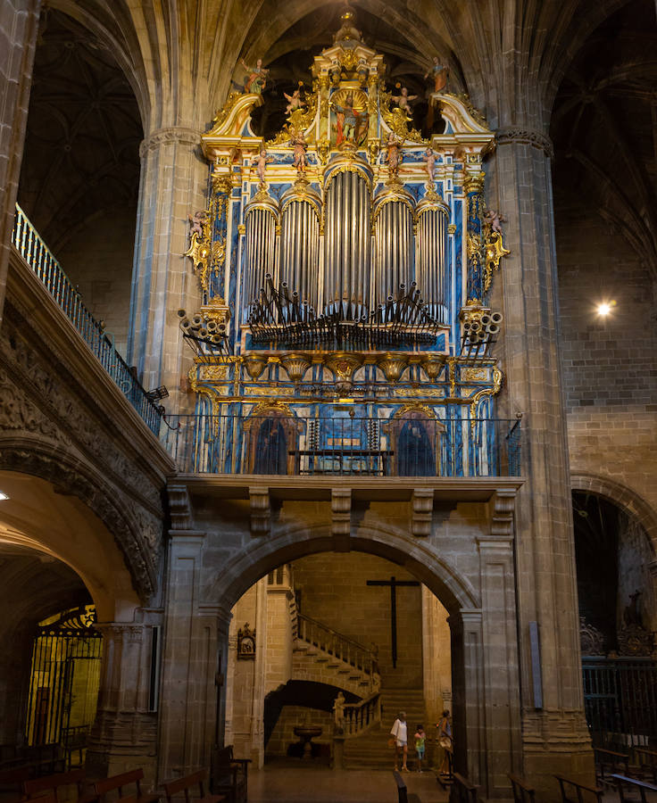 Tonos tierra cálidos, vaporosos y sensibles al paso del tiempo. Briones está en la lista de los pueblos más bellos de España. Disfruta de un paseo por tan bien merecido galardón.