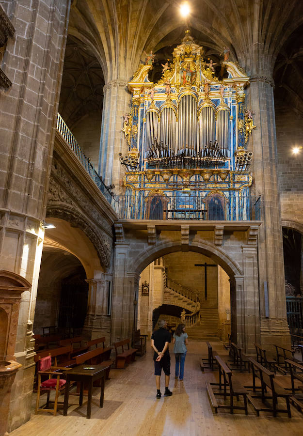 Tonos tierra cálidos, vaporosos y sensibles al paso del tiempo. Briones está en la lista de los pueblos más bellos de España. Disfruta de un paseo por tan bien merecido galardón.