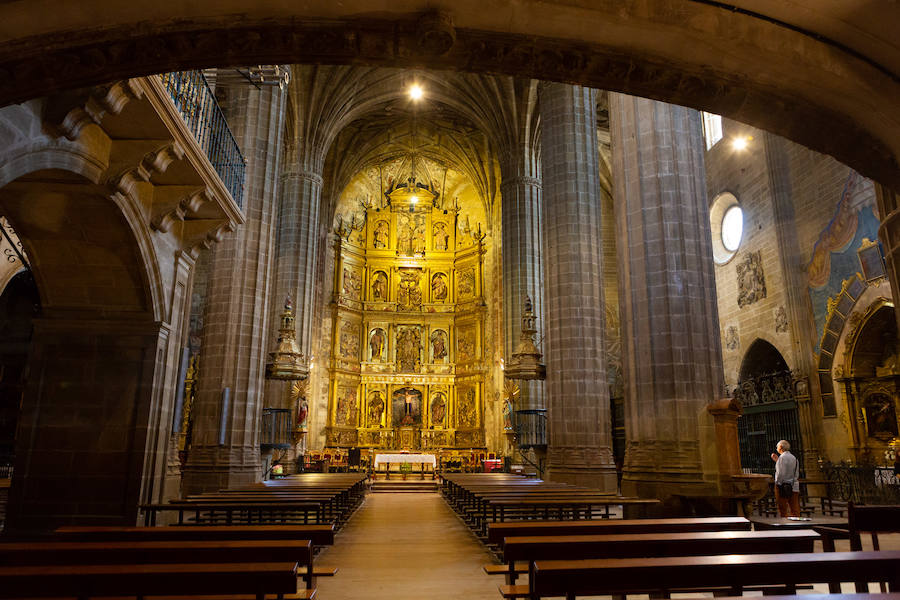 Tonos tierra cálidos, vaporosos y sensibles al paso del tiempo. Briones está en la lista de los pueblos más bellos de España. Disfruta de un paseo por tan bien merecido galardón.