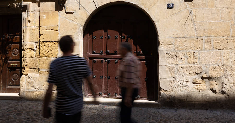 Tonos tierra cálidos, vaporosos y sensibles al paso del tiempo. Briones está en la lista de los pueblos más bellos de España. Disfruta de un paseo por tan bien merecido galardón.