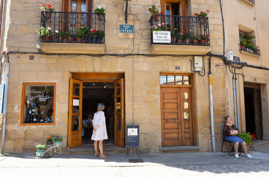 Tonos tierra cálidos, vaporosos y sensibles al paso del tiempo. Briones está en la lista de los pueblos más bellos de España. Disfruta de un paseo por tan bien merecido galardón.