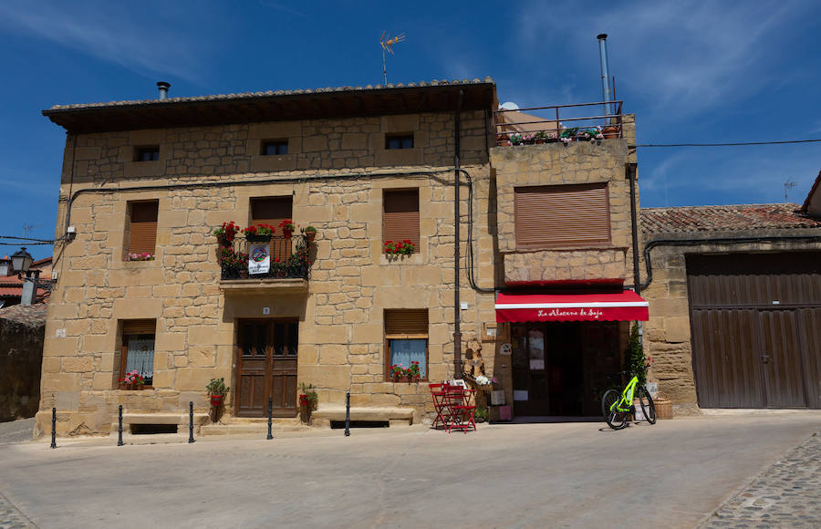 Lo mejor es darse un paseo por la localidad. Sajazarra destaca por su enorme belleza y su historia. Una delicia perderse por sus calles. 