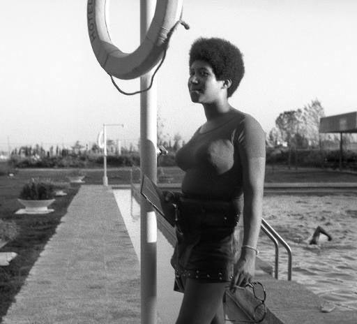 La cantante de soul estadounidense Aretha Franklin posa en el hotel en el que se hospeda durante su estancia en Madrid en 1970. 