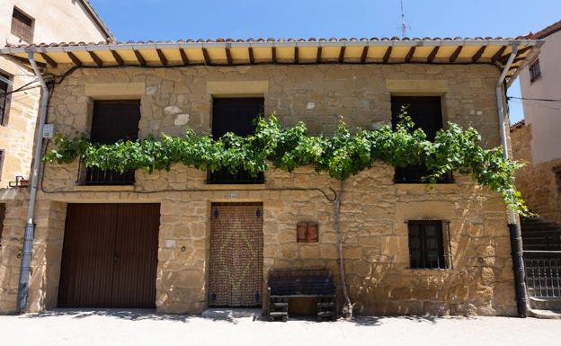 Imagen. Fachada de una casa de Sajazarra decorada con una parra. 