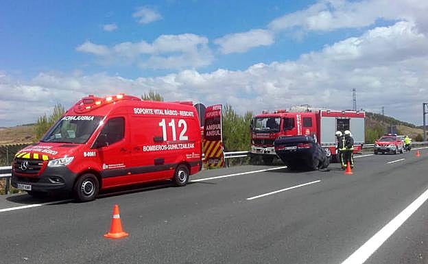 Equipos de asistencia desplazados al lugar del accidente.