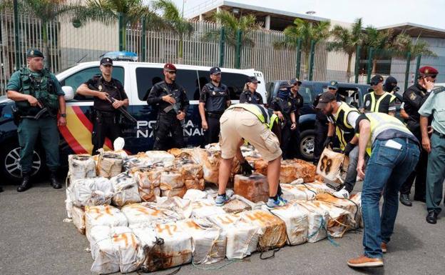 Desembarco de los fardos de droga que transportaba el barco 'Titán Tercero'. 