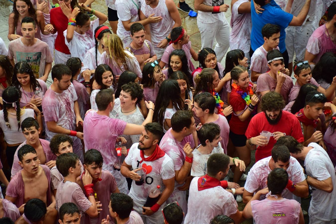 Así vivieron los más jóvenes el inicio de las fiestas alfareñas