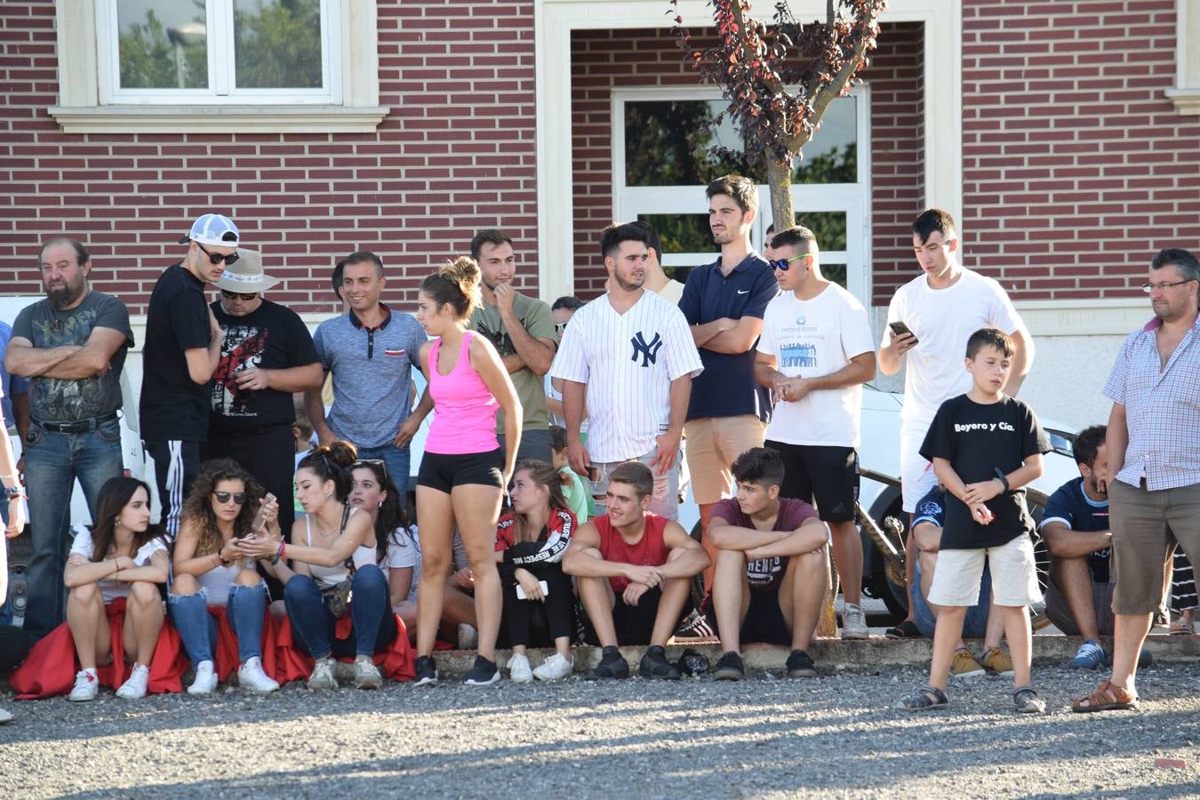 Las fiestas de la localidad comienzan con el tradicional concurso de lanzamiento de 'herramienta'