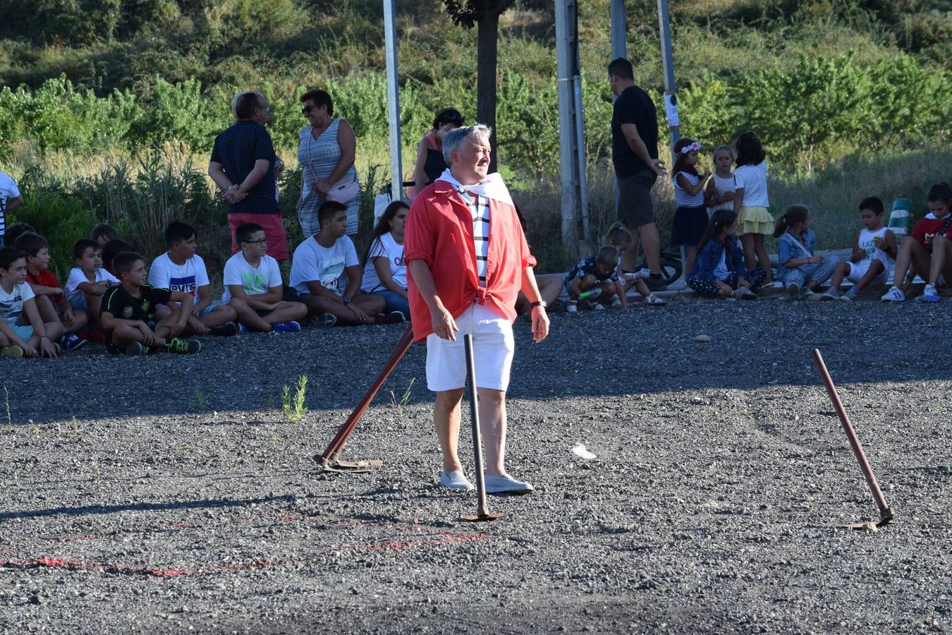 Las fiestas de la localidad comienzan con el tradicional concurso de lanzamiento de 'herramienta'