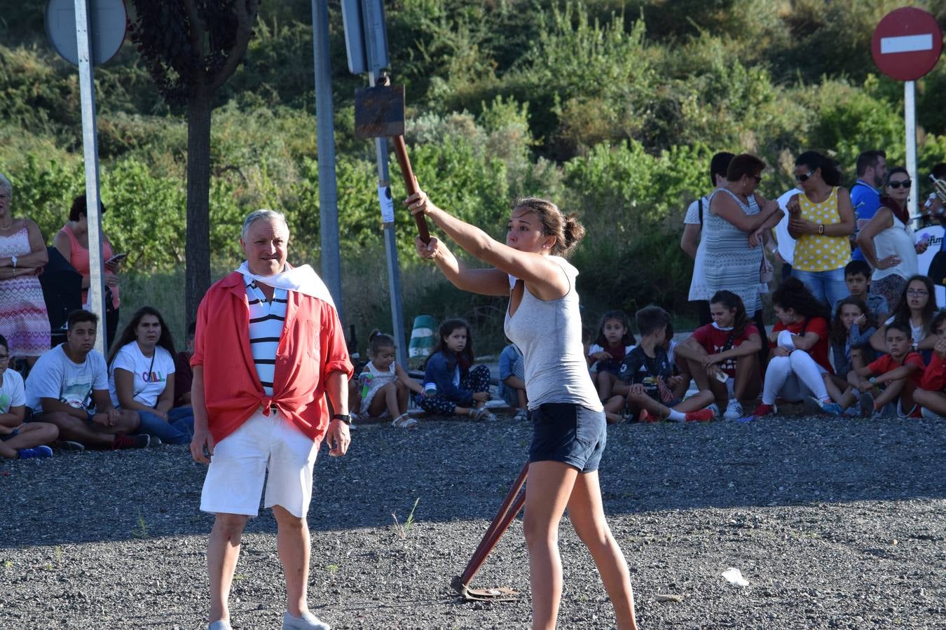 Las fiestas de la localidad comienzan con el tradicional concurso de lanzamiento de 'herramienta'