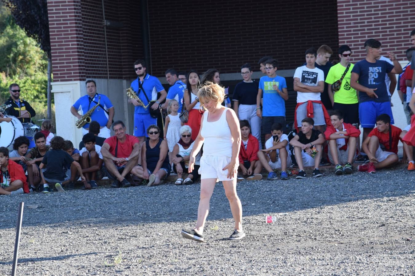 Las fiestas de la localidad comienzan con el tradicional concurso de lanzamiento de 'herramienta'