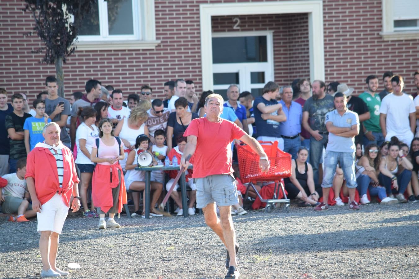 Las fiestas de la localidad comienzan con el tradicional concurso de lanzamiento de 'herramienta'