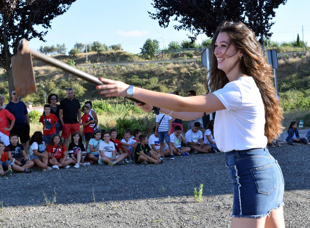 Las fiestas de la localidad comienzan con el tradicional concurso de lanzamiento de 'herramienta'