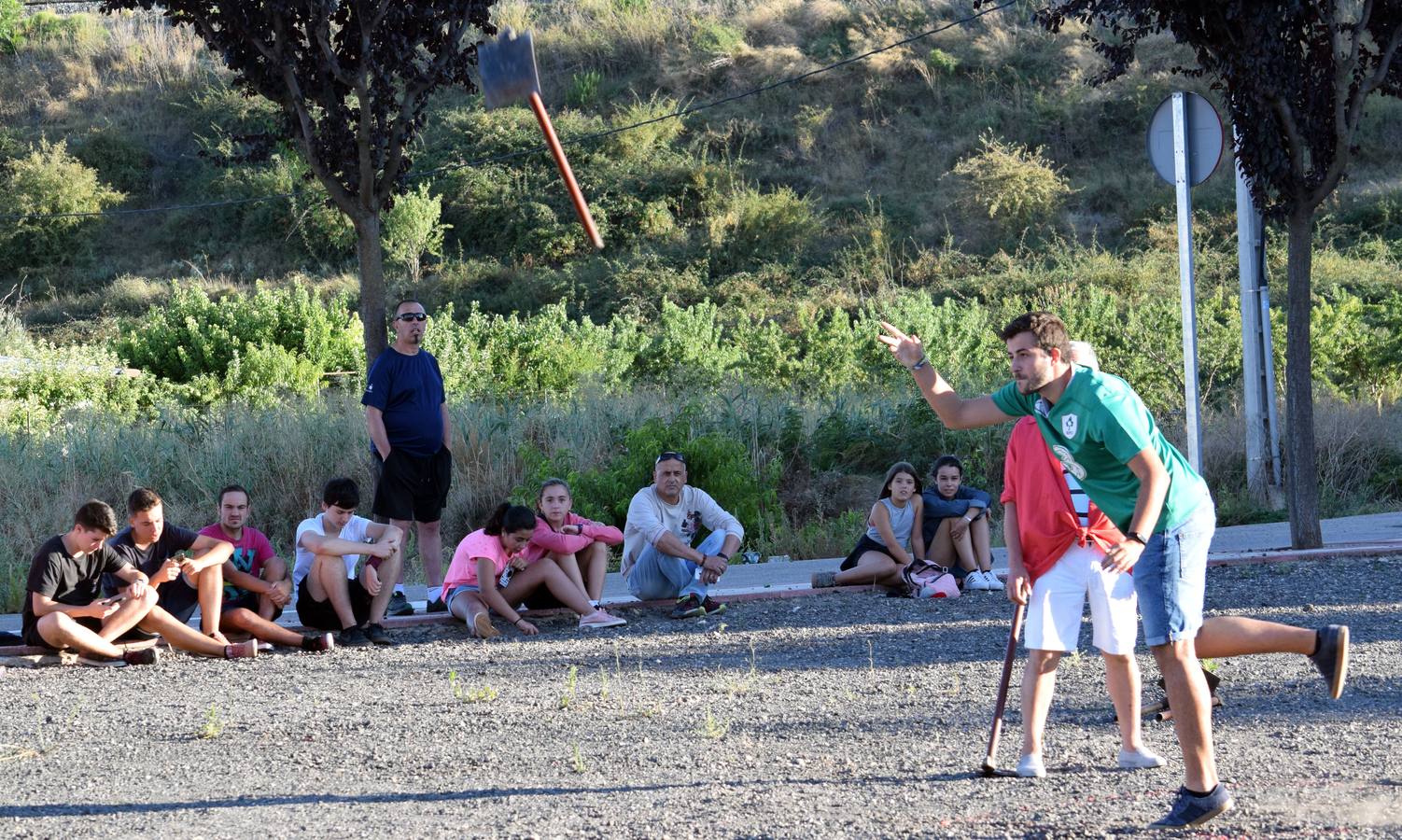 Las fiestas de la localidad comienzan con el tradicional concurso de lanzamiento de 'herramienta'