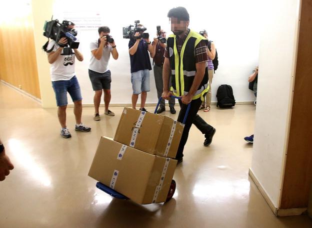 Agentes de la UDEF, el pasado 3 de julio, saliendo del Ayuntamiento con varias cajas que contenían documentos. :: juan marín