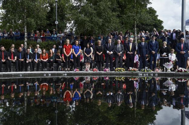 Familiares y víctimas, en la conmemoración ayer del 20 aniversario del atentado de Omagh. :: reuters