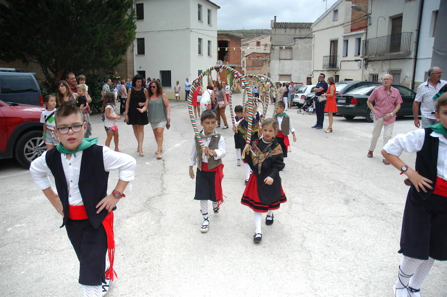 Gigantes y cabezudos, pelota a mano, toro de fuego, y verbena fueron algunos de los actos que marcaron el programa de fiestas de Alcanadre los pasados días