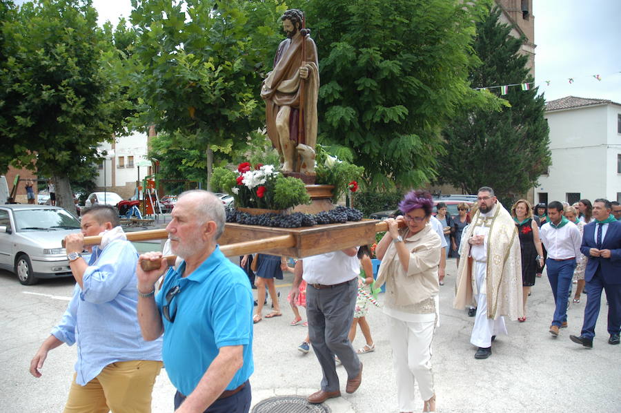 Gigantes y cabezudos, pelota a mano, toro de fuego, y verbena fueron algunos de los actos que marcaron el programa de fiestas de Alcanadre los pasados días