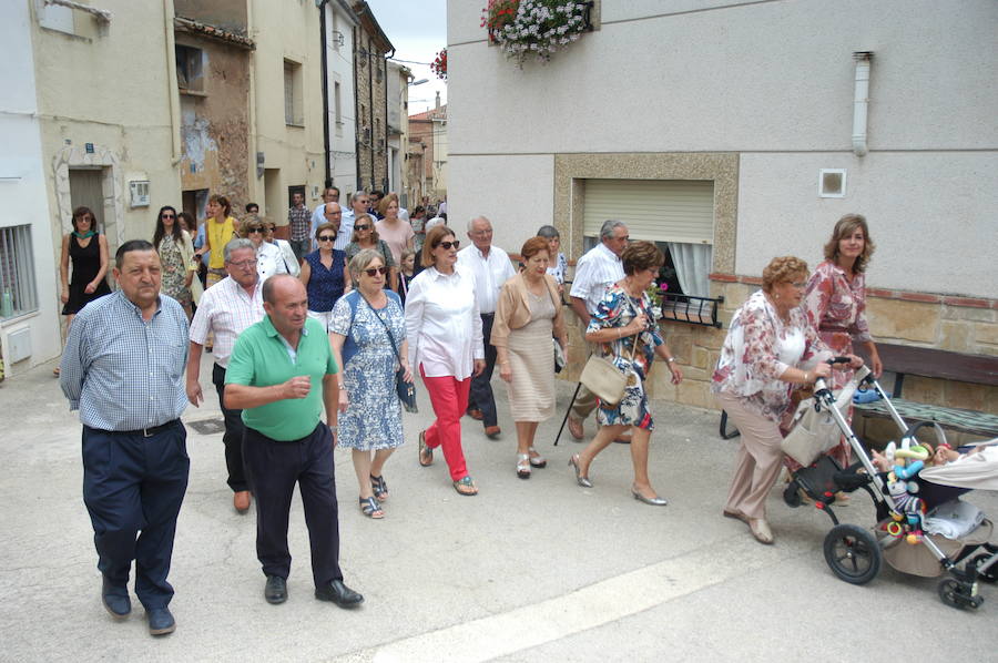 Gigantes y cabezudos, pelota a mano, toro de fuego, y verbena fueron algunos de los actos que marcaron el programa de fiestas de Alcanadre los pasados días