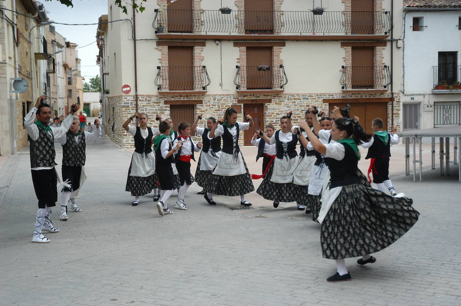 Gigantes y cabezudos, pelota a mano, toro de fuego, y verbena fueron algunos de los actos que marcaron el programa de fiestas de Alcanadre los pasados días