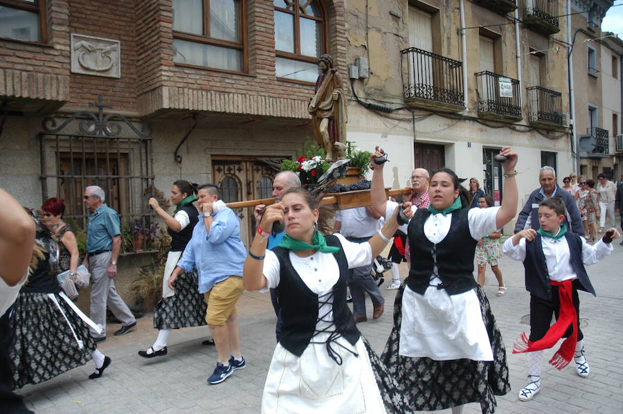 Gigantes y cabezudos, pelota a mano, toro de fuego, y verbena fueron algunos de los actos que marcaron el programa de fiestas de Alcanadre los pasados días