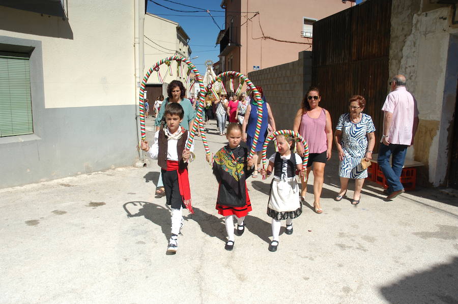 Gigantes y cabezudos, pelota a mano, toro de fuego, y verbena fueron algunos de los actos que marcaron el programa de fiestas de Alcanadre los pasados días