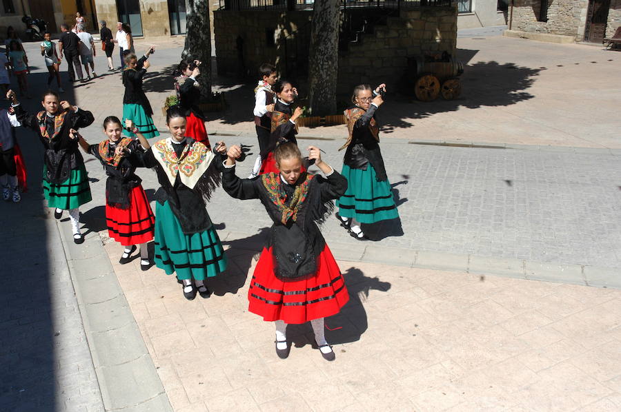 Gigantes y cabezudos, pelota a mano, toro de fuego, y verbena fueron algunos de los actos que marcaron el programa de fiestas de Alcanadre los pasados días