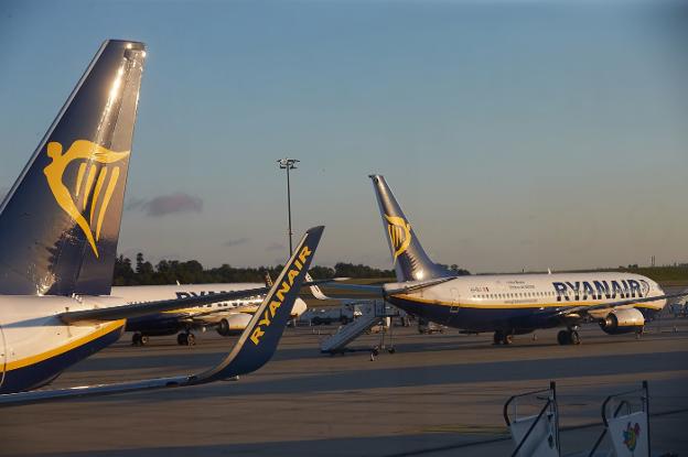 Varios aviones de Ryanair estacionados en el aeropuerto de Fráncfort, uno de los afectados por su última huelga de pilotos. :: afp