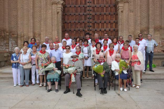 Familiares, pregoneros y autoridades reconocieron a Sabina Palacios, Fermín García, Julián Marín y Adoración García en el acto celebrado ayer en la plaza de España.