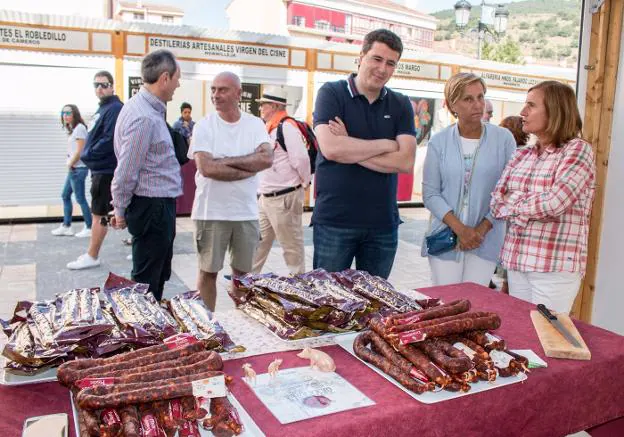 Consejera y alcalde charlan con una de las artesanas. :: albo