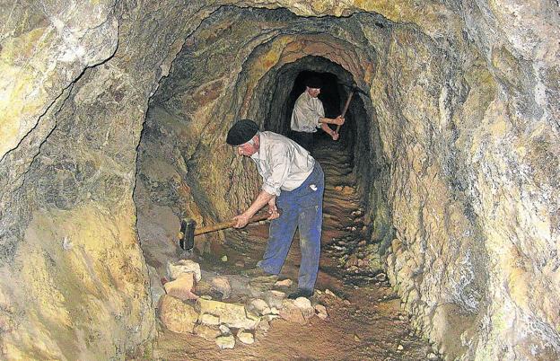 Recreación de los antiguos mineros de Jubera en una galería de los Túneles de los Moros. :: j.s.