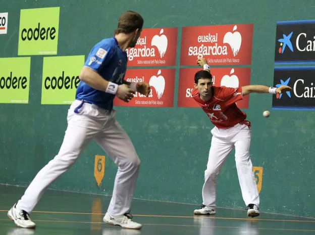 Artola mira a Albisu en la semifinal de Zarauz, que acabó con el triunfo del primero y Albisu. :: luis michelena/d.v.