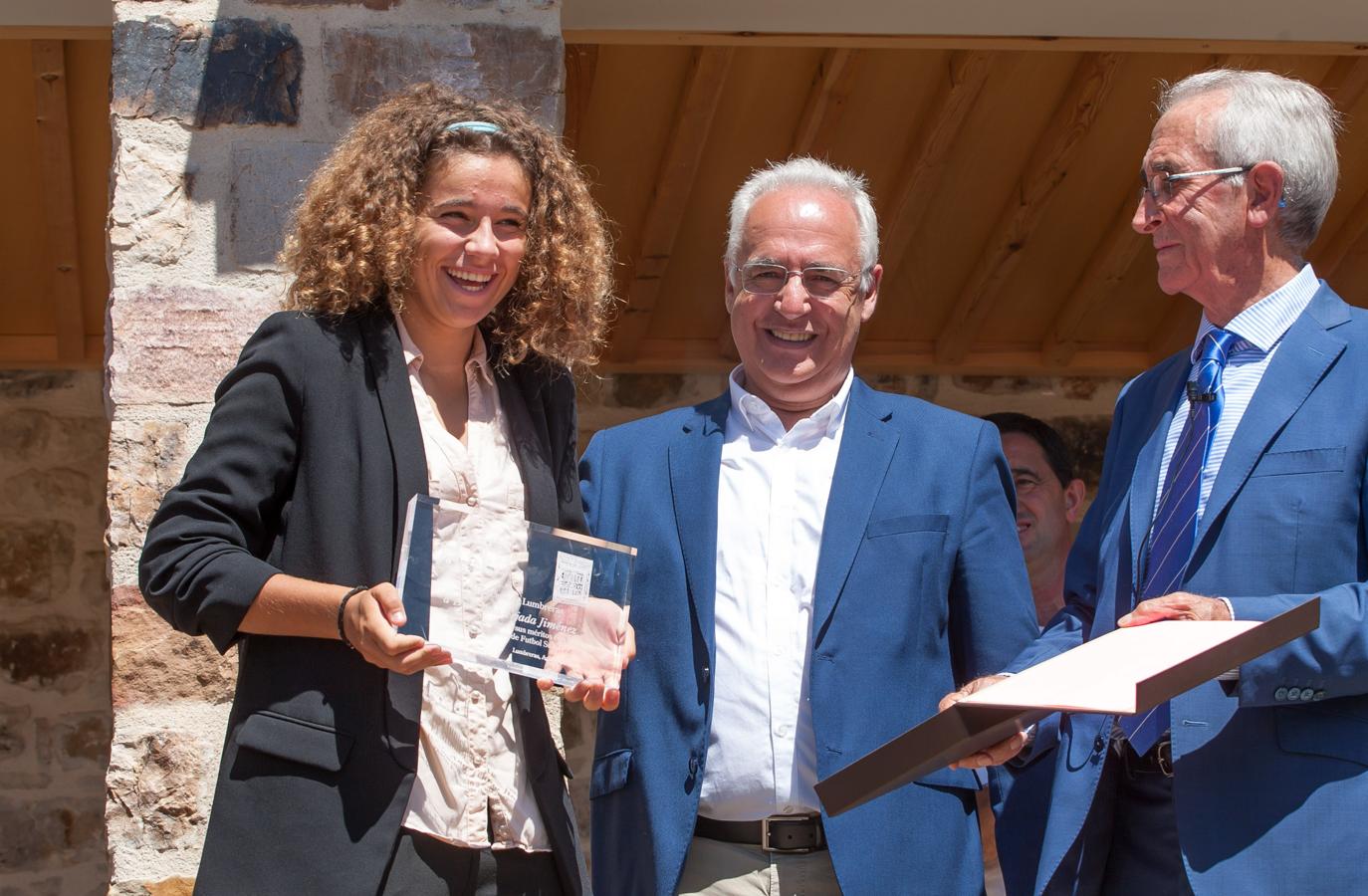 Lumbreras homenajea a Ana Tejada, la futbolista campeona de Europa sub-17, y la nombra Hija Adoptiva de San Andrés