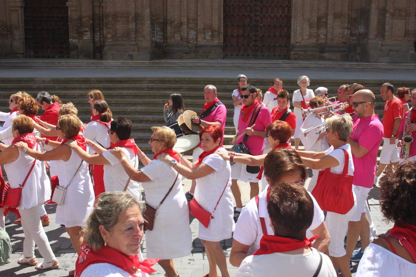 Un centenar de alfareñas participó en la comida y en los actos organizados para el día de la mujer de las fiestas