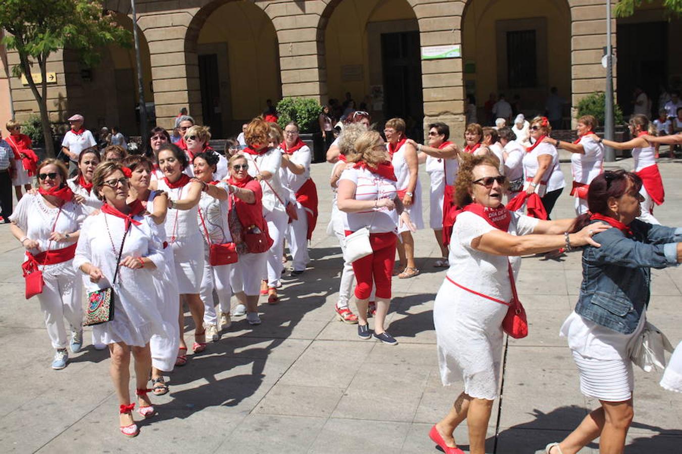 Un centenar de alfareñas participó en la comida y en los actos organizados para el día de la mujer de las fiestas