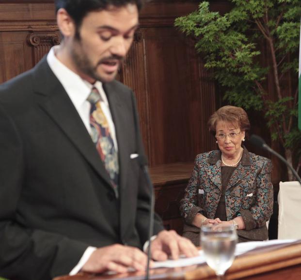 2012, San Millán: Marisa Sánchez escucha a su nieto, Guillermo Alejabeitia, presentarla como Riojana Ilustre