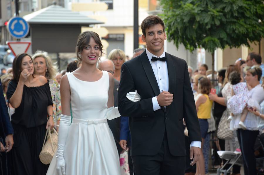 Sara Fernández, proclamada reina de las fiestas, es la primera socia de la peña del blusón rosa que consigue el título