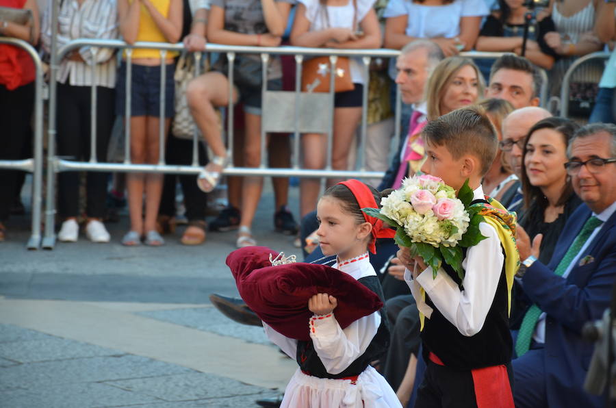 Sara Fernández, proclamada reina de las fiestas, es la primera socia de la peña del blusón rosa que consigue el título