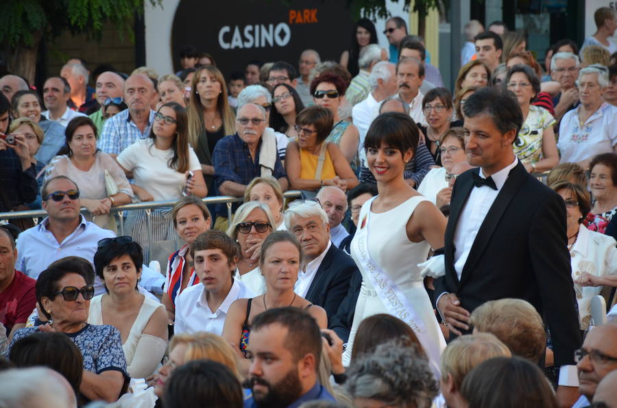 Sara Fernández, proclamada reina de las fiestas, es la primera socia de la peña del blusón rosa que consigue el título