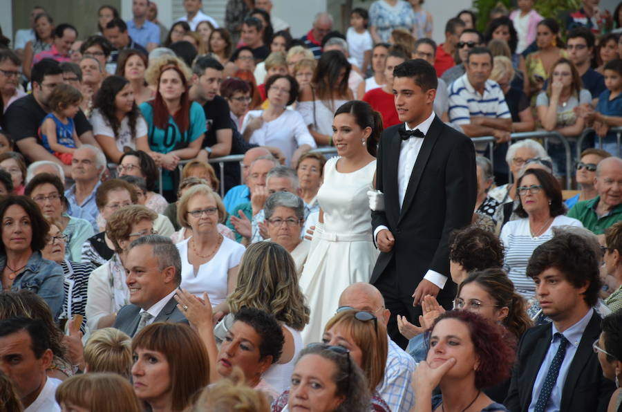 Sara Fernández, proclamada reina de las fiestas, es la primera socia de la peña del blusón rosa que consigue el título