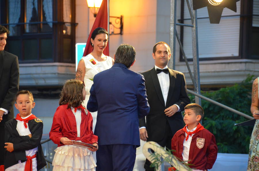 Sara Fernández, proclamada reina de las fiestas, es la primera socia de la peña del blusón rosa que consigue el título