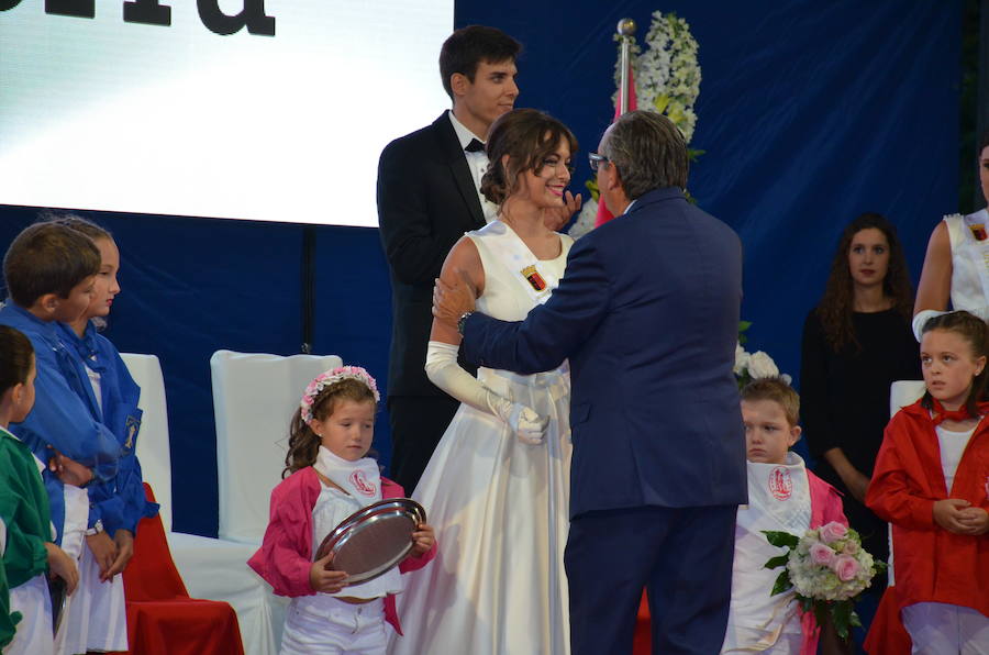 Sara Fernández, proclamada reina de las fiestas, es la primera socia de la peña del blusón rosa que consigue el título