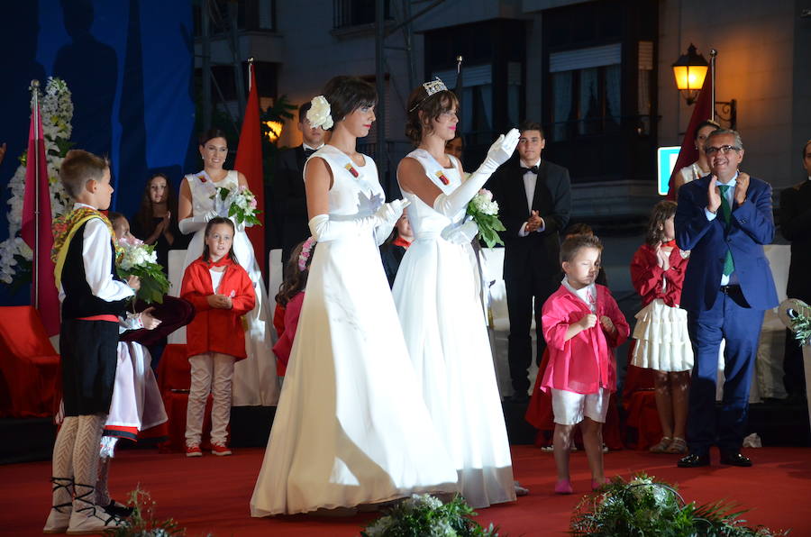 Sara Fernández, proclamada reina de las fiestas, es la primera socia de la peña del blusón rosa que consigue el título