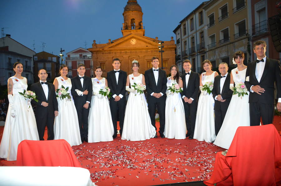 Sara Fernández, proclamada reina de las fiestas, es la primera socia de la peña del blusón rosa que consigue el título