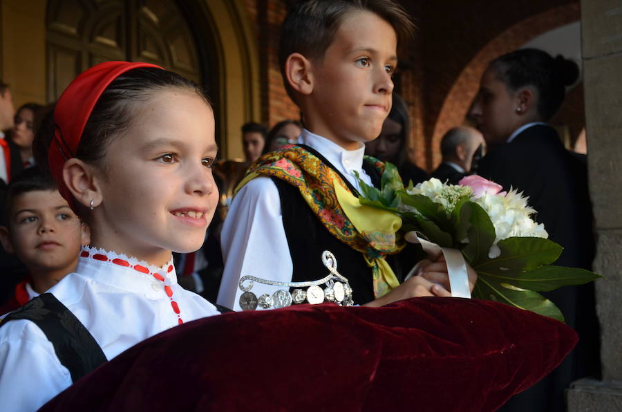 Sara Fernández, proclamada reina de las fiestas, es la primera socia de la peña del blusón rosa que consigue el título