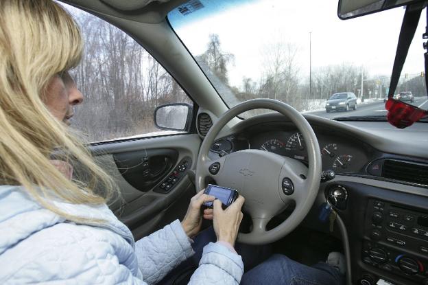 Usar el móvil mientras se conduce puede provocar accidentes de los que podría no hacerse cargo el seguro. :: L.r.M.