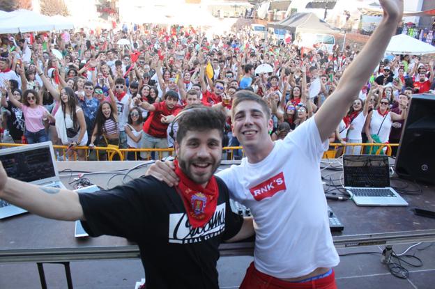 La fiesta de pinchadiscos reunió a cientos de jóvenes en la placeta de San Francisco en el día de la juventud (en la foto, con Javier Alvero e Íñigo Pérez pinchando).